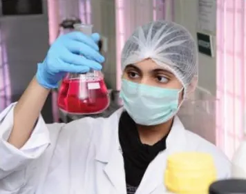 Laboratoriya mutaxassisi tahlil oʻtkazmoqda